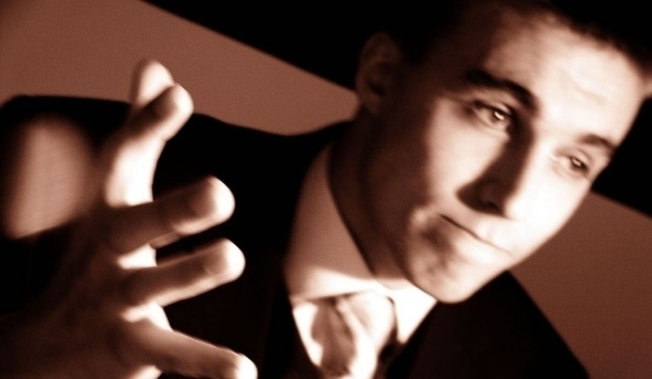 Vyšší plat - jak si o něj říct? Muž v obleku s roztaženými prsty na ruce