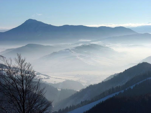 Pohled na zasněžené vrcholky hor