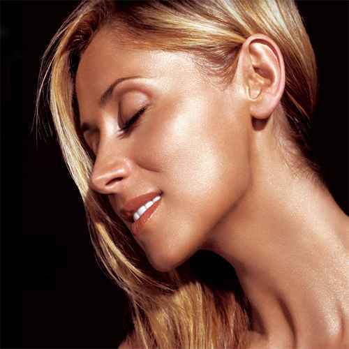 Obličej zasněné blond ženy