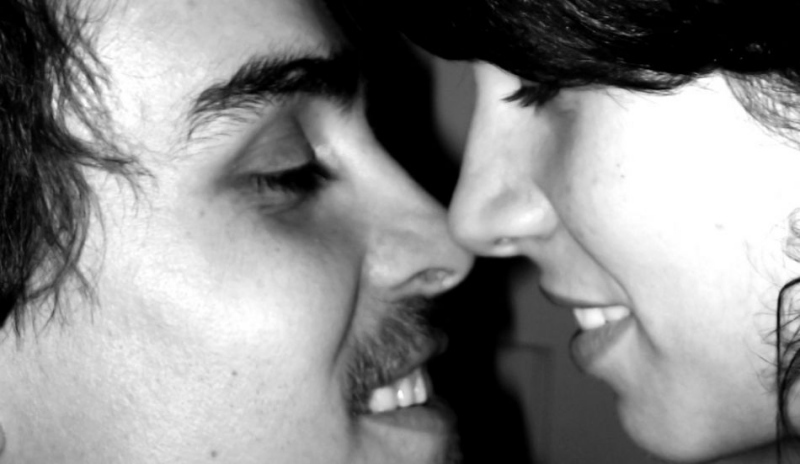 Černobílý snímek muže a ženy dívající si vzájemně do očí