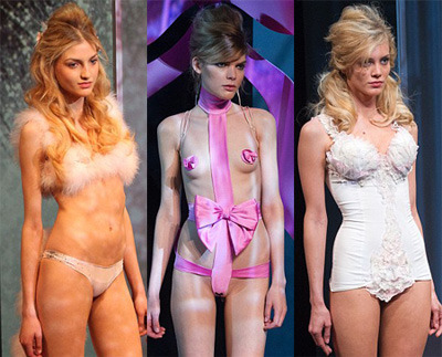Fotografie tří žen v erotickém prádle