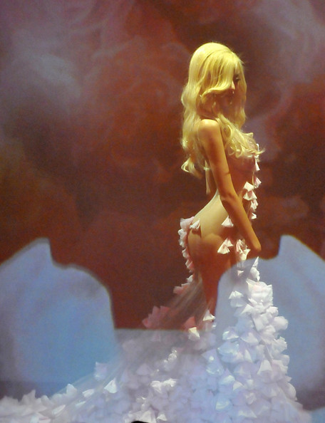 Obrázek ženy ve speciálních svatebních šatech