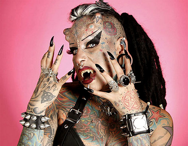 Žena s podobou upíra