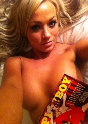 Nahá žena skrývá prsa za časopis