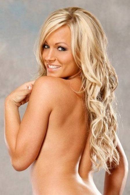 Heather Knox s dlouhými vlnitými vlasy pózující nahá