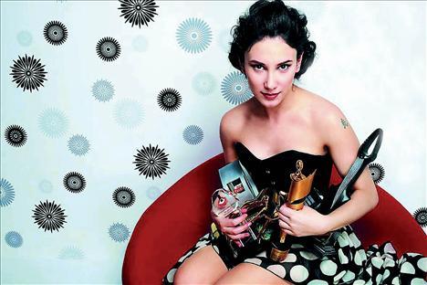 Obrázek ženy sedící na červeném křesle