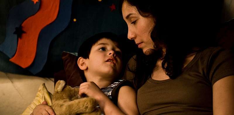 Obrázek ženy a chlapce, který drží plyšovou hračku