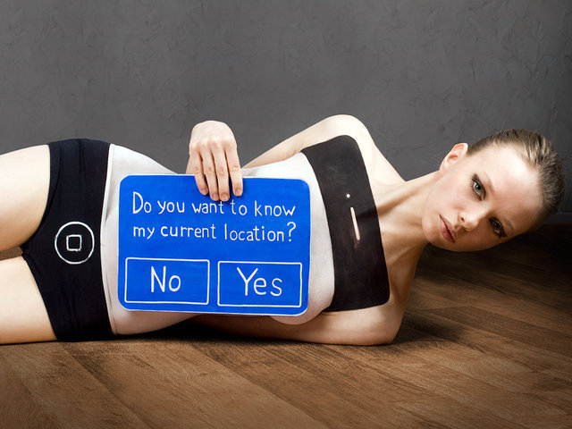 Žena zobrazující aktuální polohu