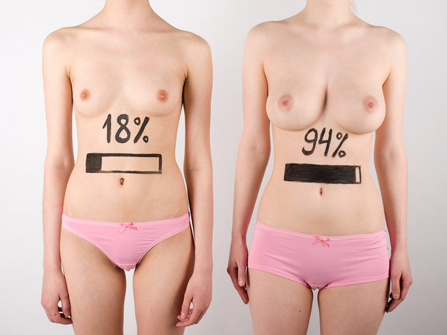 Fotografie dvou žen vlevo s menšími a vpravo s většími prsy