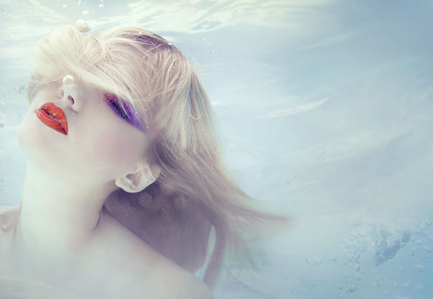 Fotografie obličeje ženy ve vodě