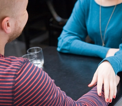 Obrázek ženy, která se dotýká ruky muže