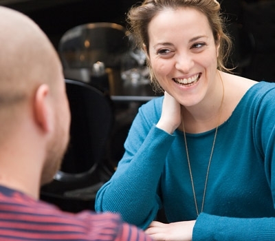 Muž se ženou sedí u stolku