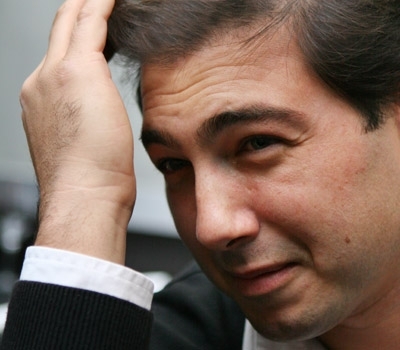 Muž s rukou ve vlasech