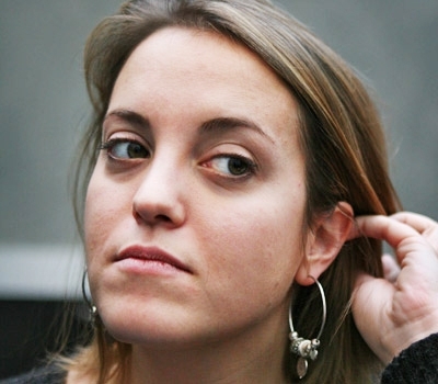 Žena uhlazující si vlasy za uchem