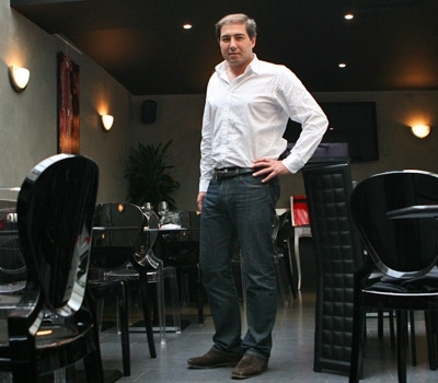 Stojící muž s rukou vbok