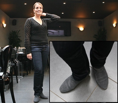 Žena držící si rukou náušnici