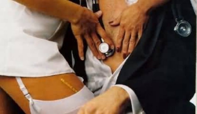 George Clooney obklopen dvěma ženami