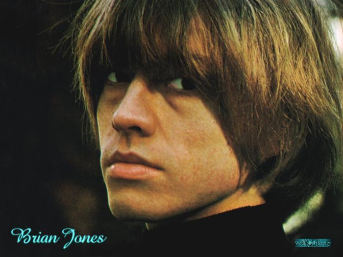 Brian Jones zakládající člen a kytarista kapely The Rolling Stones. Provázely ho drogové a sexuální skandály. V 27 se utopil ve vlastním bazénu 