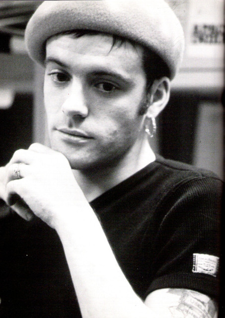 Kytarista Richey Edwards s baretem na hlavě