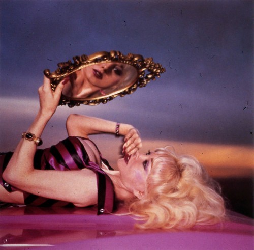 Fotografie blondýny dívající se do zrcadla