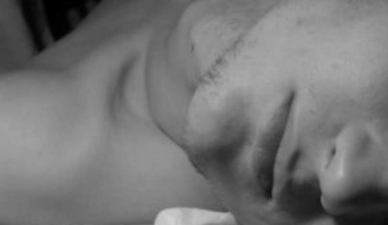 Černobílá fotografie muže