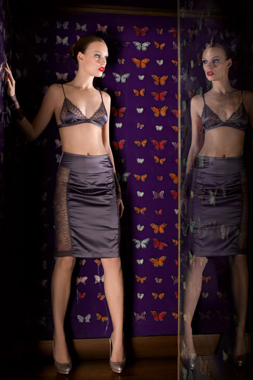 Žena dívající se na sebe do zrcadla