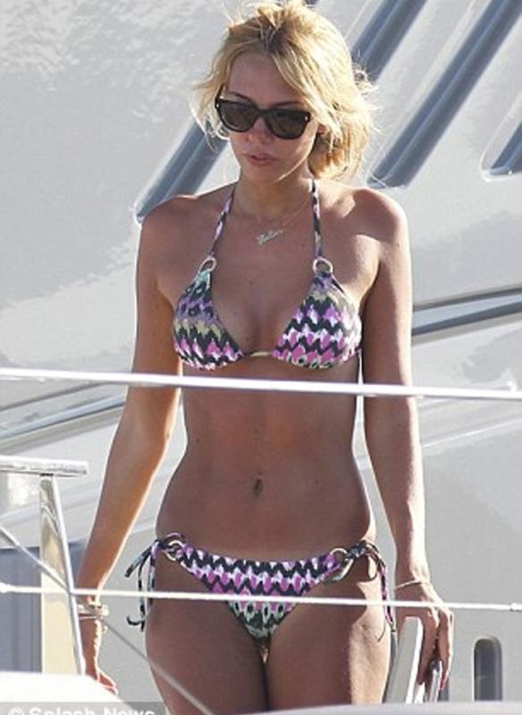 Petra Ecclestone v plavkách na lodi