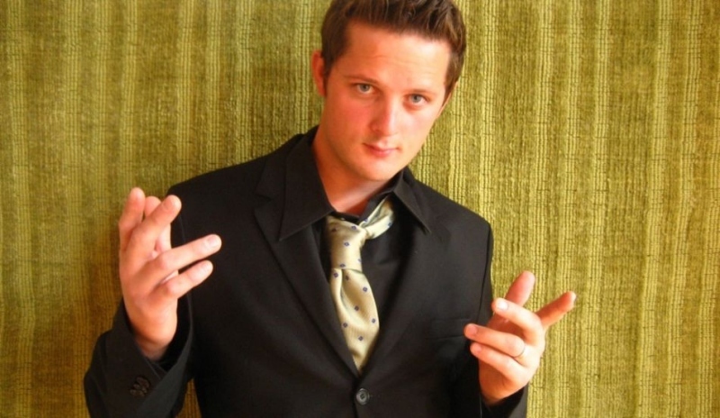 Fotografie muže v tmavém obleku