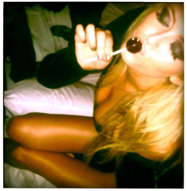 Paulina Gretzky s lízátkem u pusy