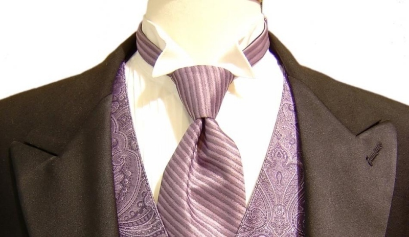 Pánský oblek i s vestou a kravatou