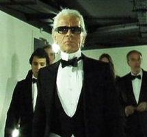 Karl Laderfeld ve smokingu