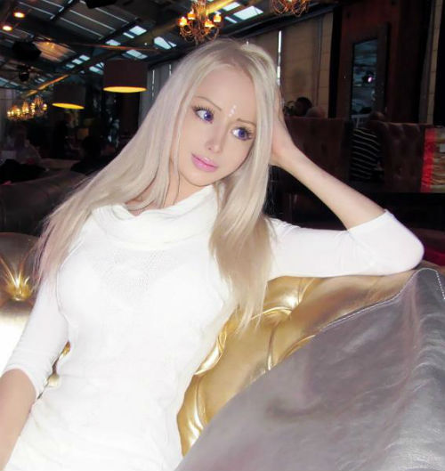 Fotografie ženy v bílých šatech vypadající jako panenka