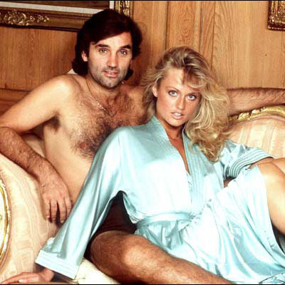 Muž na pohovce s blondýnou v županu