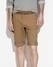 Fotografie muže v bermudách písčité barvy