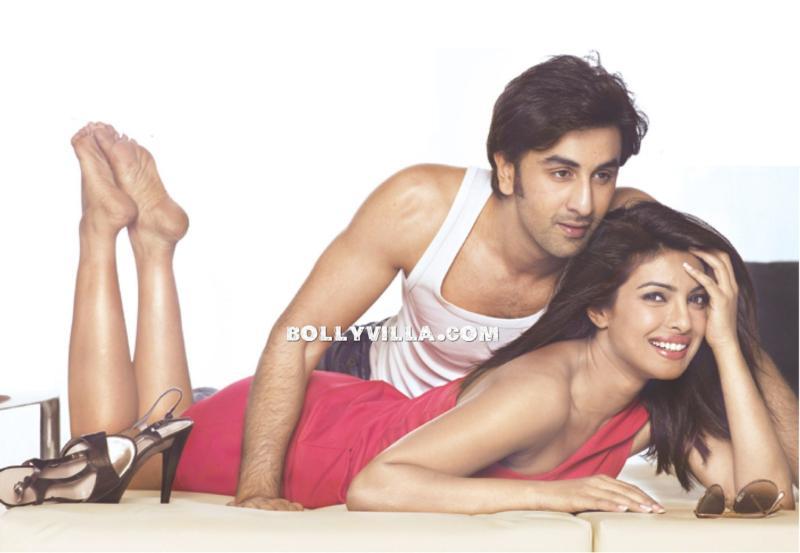 Žena s mužem leží na pohovce