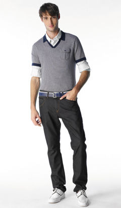 Muž předvádí trend pánské módy