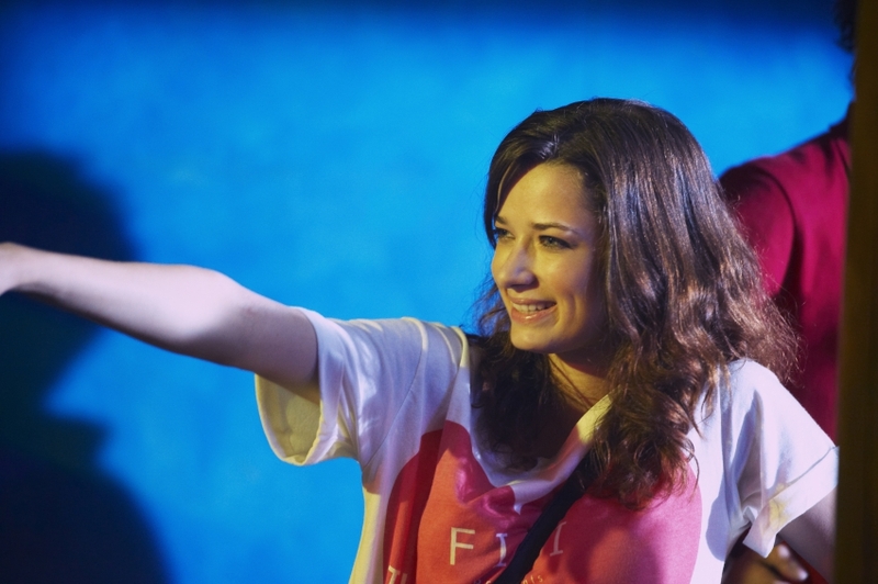 Obrázek brunety s nataženou rukou