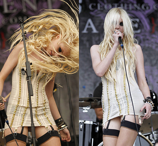 Zpěvačka Taylor Momsen v kostýmu na punk rockovém festivalu