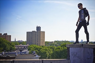 Obrázek muže stojícího na střeše domu