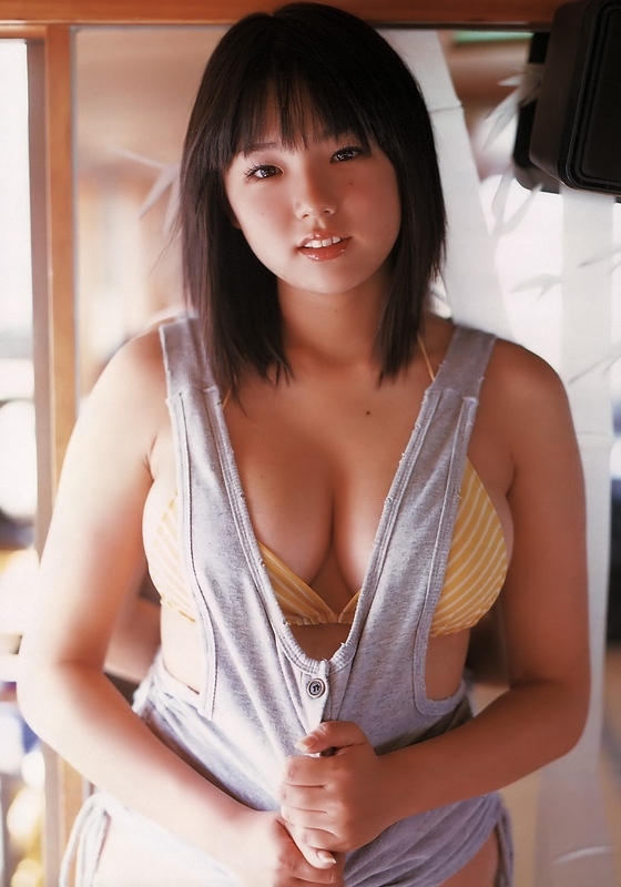 Fotografie stojící ženy v triku