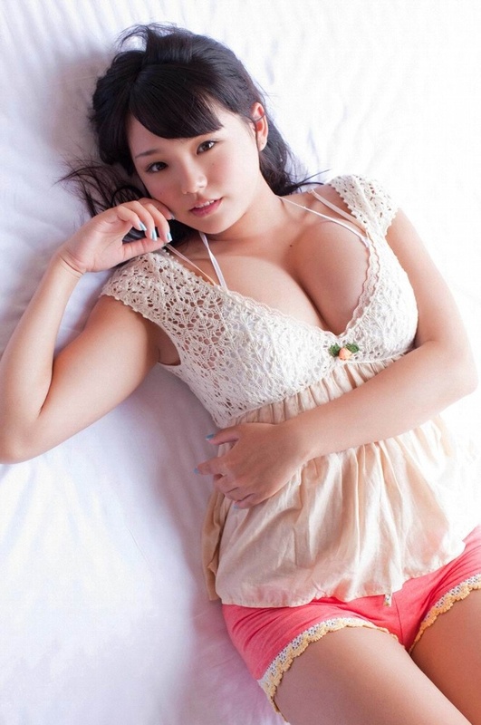 Herečka Ai Šinozaki leží v prádle na posteli