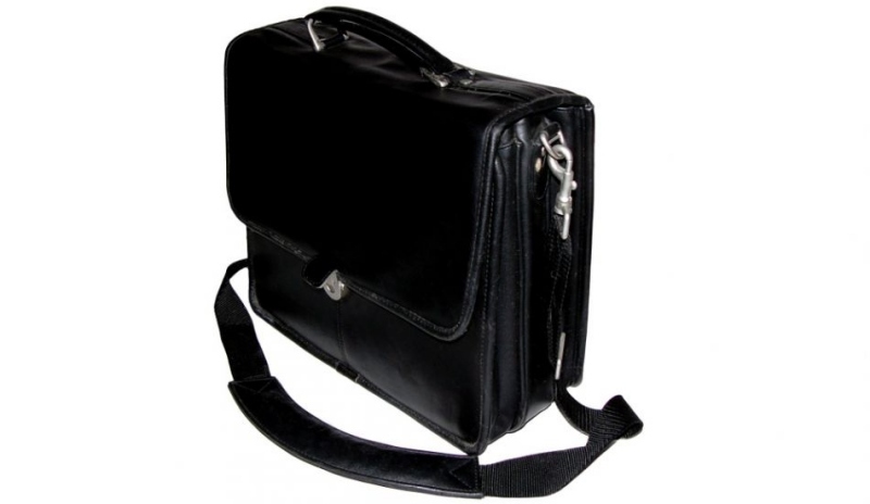 Fotografie černé tašky přes rameno