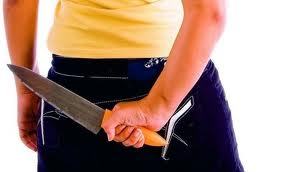 Fotografie ruky držící nůž