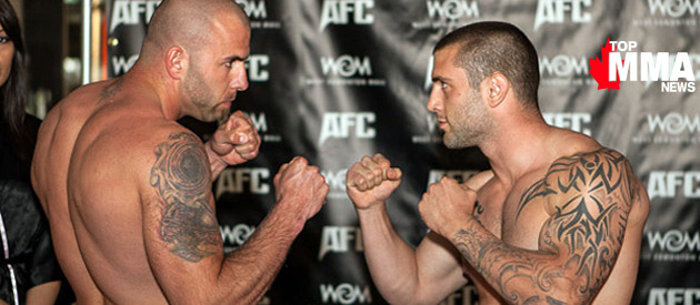 Dva boxeři proti sobě s tetováním na rameni