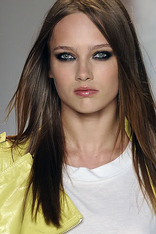 Bruneta se zelenýma očima a žluté bundě