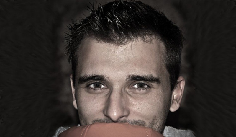 Přitažlivý muž s usměvavýma očima