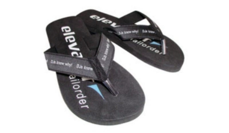 Letos budou in žabky černé barvy