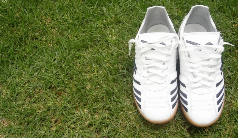 Fotografie pánské obuvi na zelené trávě