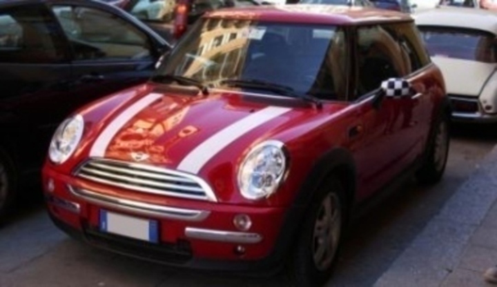 Mini - Když chcete být originální Osobní automobil Mini Cooper v červeném provedení