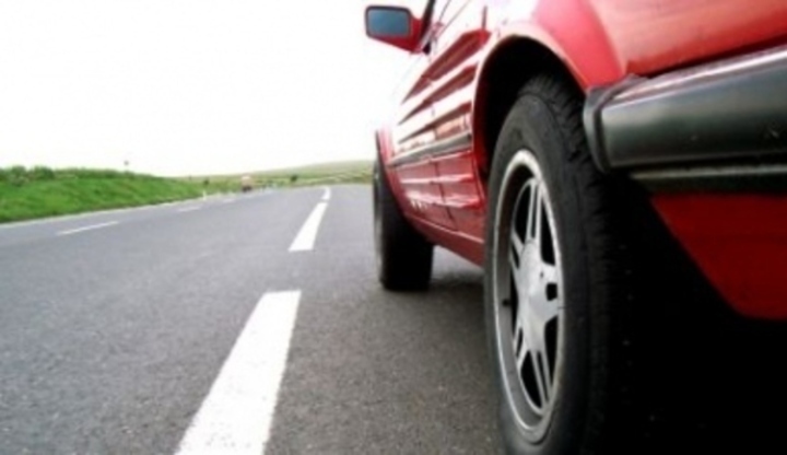 Silniční zákon platný od 15.září 2009 Detail kola červeného auta